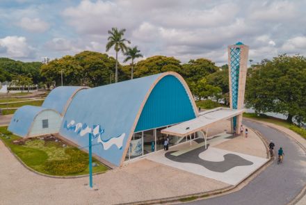 Igrejinha com turistas