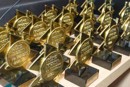 Foto dos troféus do Prêmio Nacional do Turismo 2025