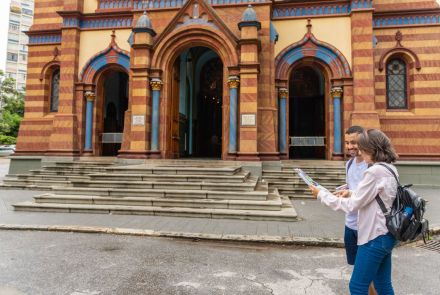 Turistas andando na Igreja São José em BH
