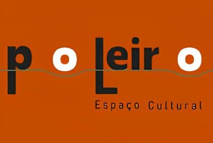 Logo do espaço cultural Poleiro escrito em preto e branco com o fundo laranja 