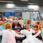 Imagem de um grupo de quadrilha junina se apresentando no aeroporto de Confins