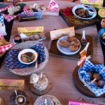 Foto de uma mesa com vários pratos do concurso de prato junino.